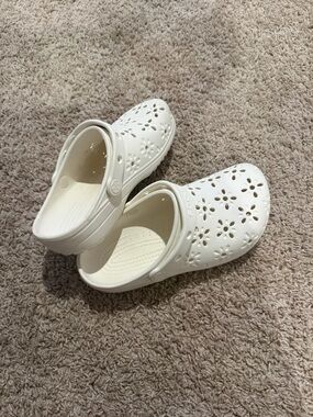 CROCS White Floral Cutout Classic Clog Sandals